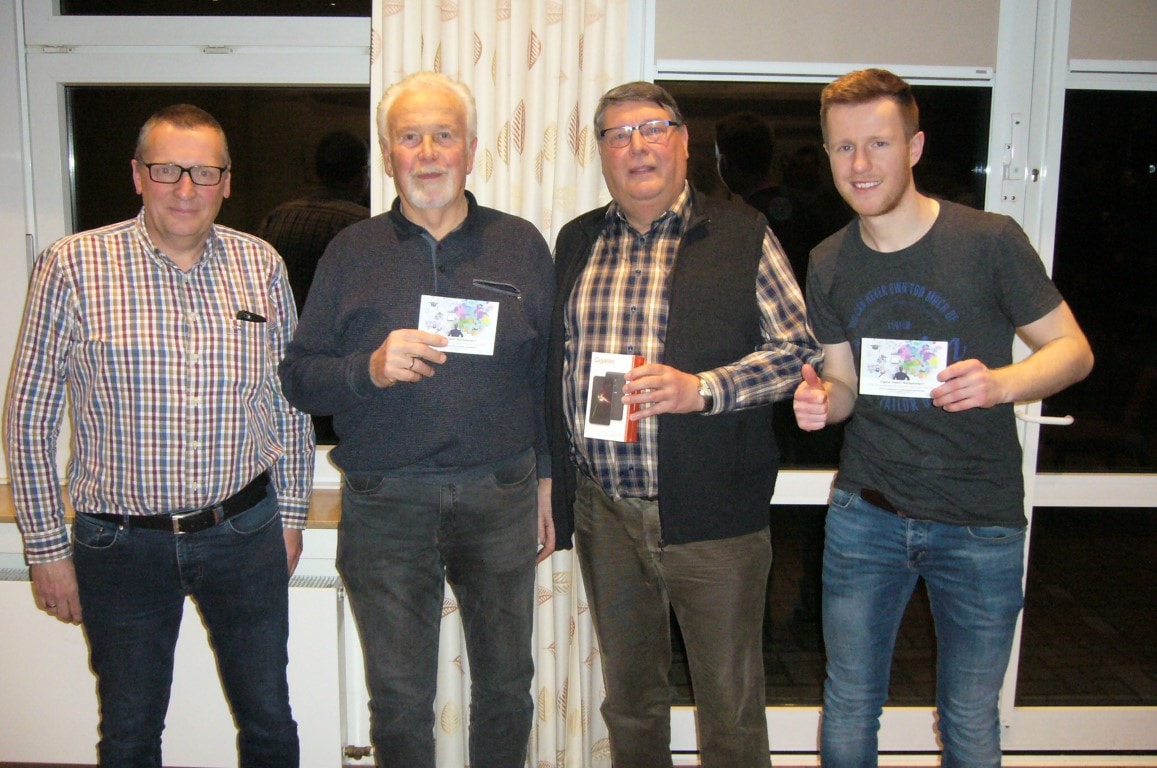 Auf dem Foto von links nach rechts Spielleiter Clemens Schröer, Herbert Oendorp (3. Platz), Gewinner Johannes Nienhaus und Max Schüling (2. Platz). Auf dem Foto von links nach rechts Spielleiter Clemens Schröer, Herbert Oendorp (3. Platz), Gewinner Johannes Nienhaus und Max Schüling (2. Platz).
